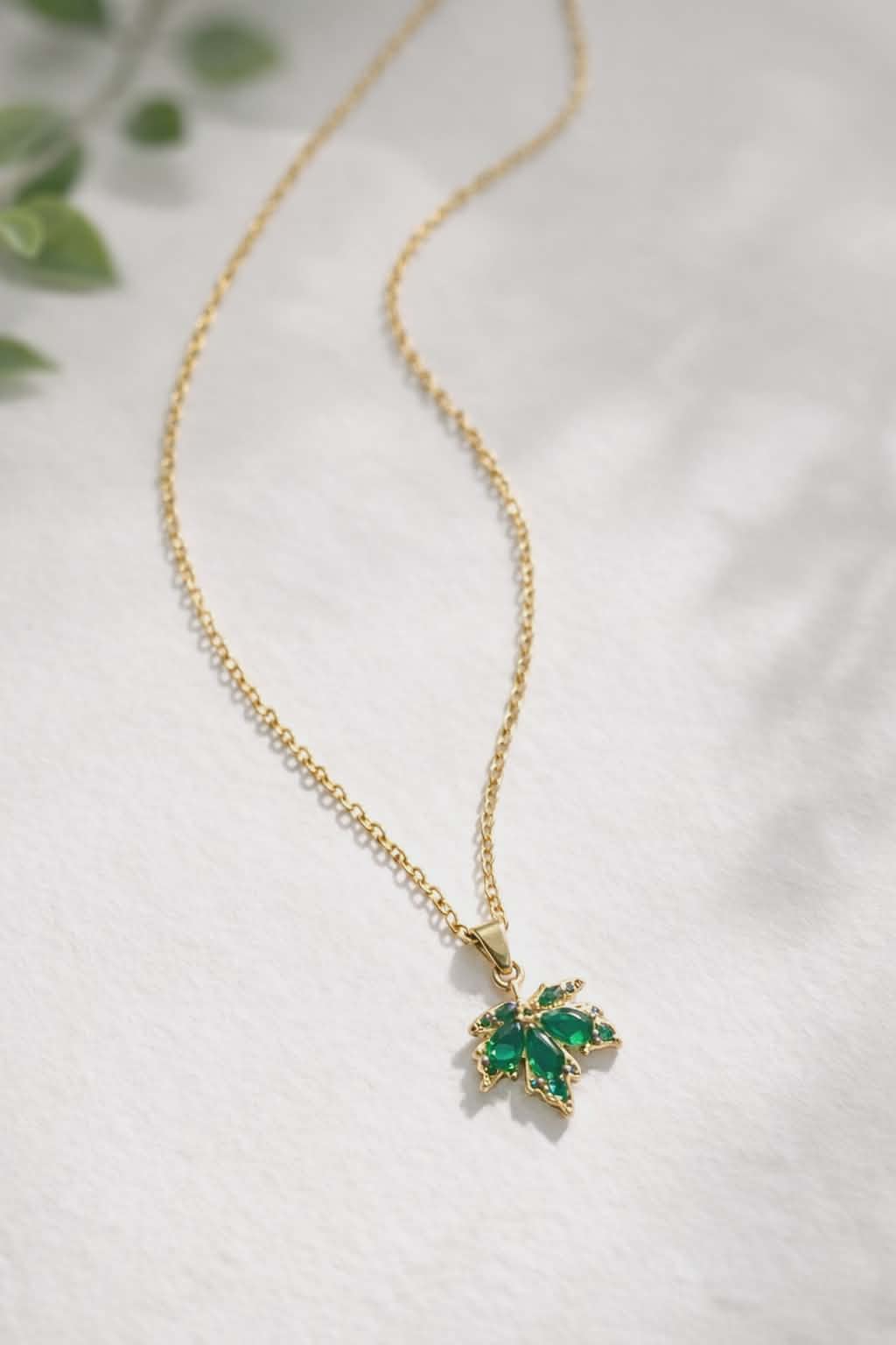 CHAINE AVEC PENDENTIF COULEUR EMERAUDE ACIER INOXYDABLE
