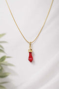 CHAINE AVEC PENDENTIF POING ROUGE