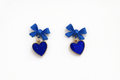 Boucles d’Oreilles “Cœur Royal” – Nœud Bleu & Cœur Scintillant