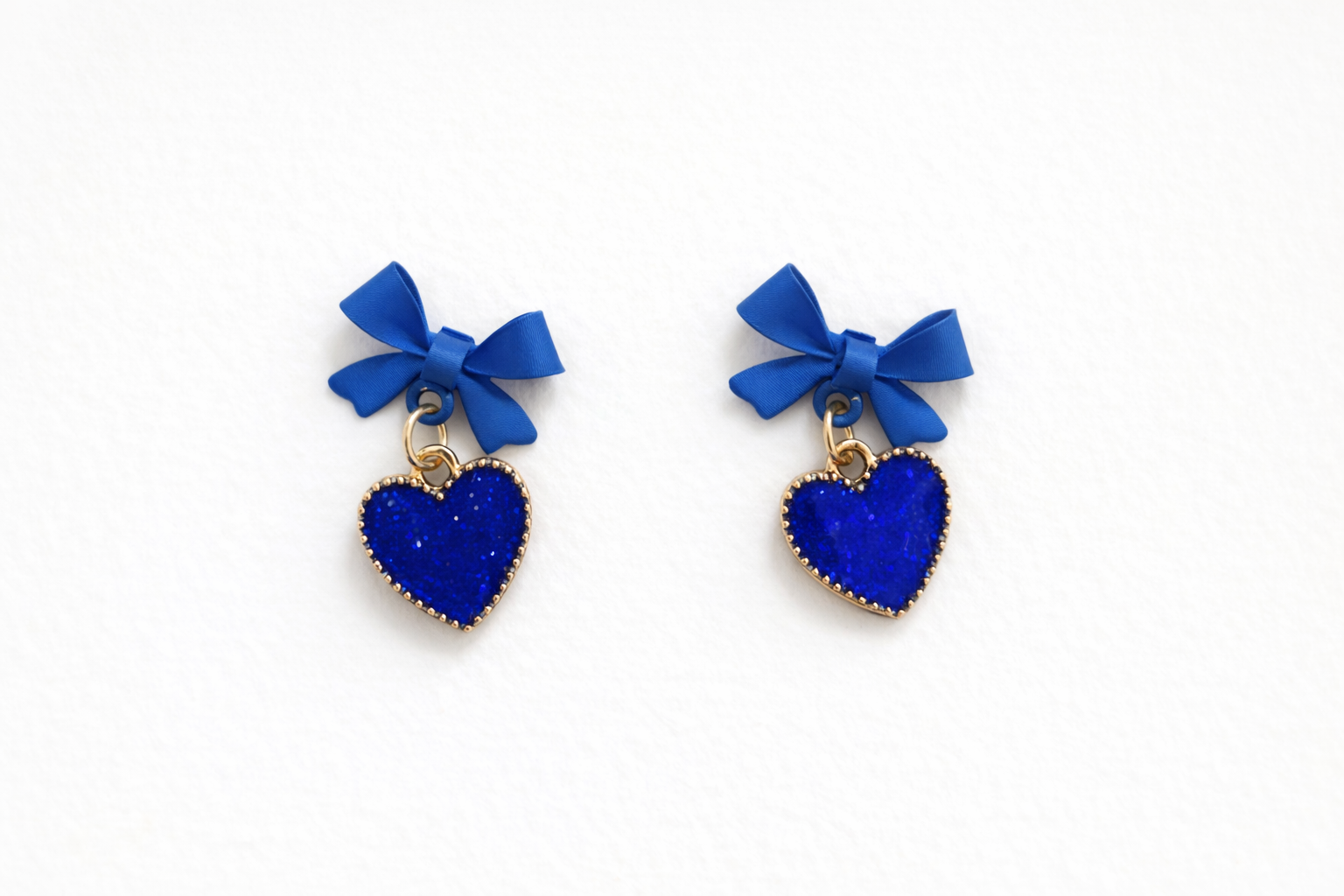 Boucles d’Oreilles “Cœur Royal” – Nœud Bleu & Cœur Scintillant
