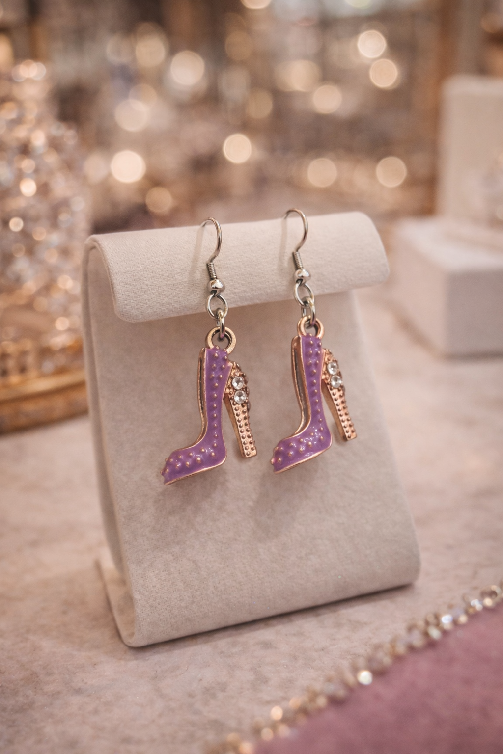 Nom du produit
Boucles d’oreilles talons hauts violets – Style glamour