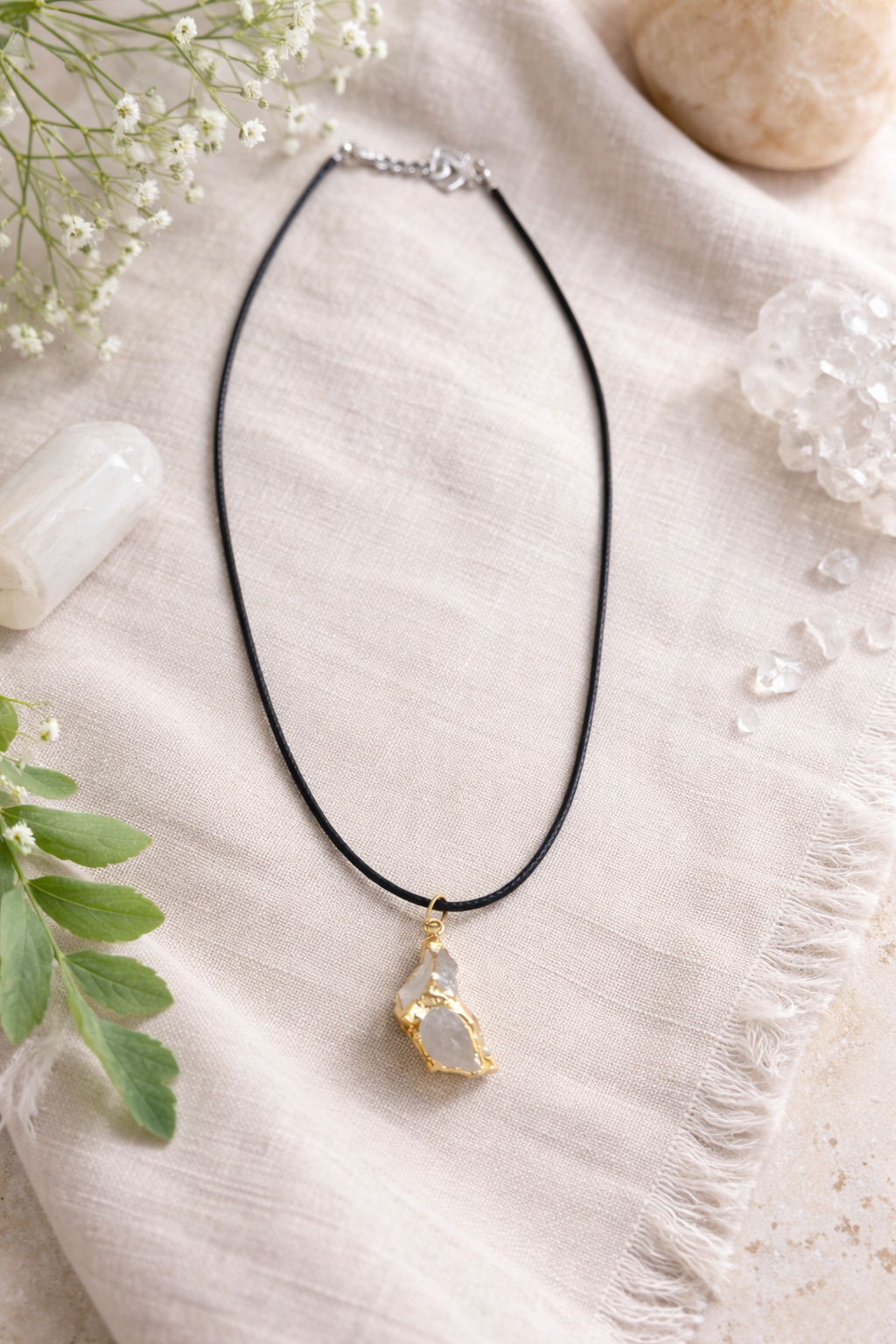 Collier pendentif pierre naturelle brute dorée – Style bohème chic