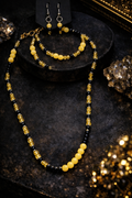 Ensemble collier, bracelet et boucles d’oreilles – perles noir et jaune – création artisanale 48 cm