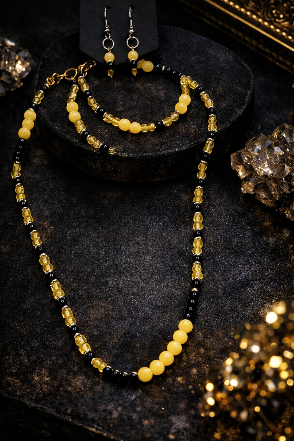 Ensemble collier, bracelet et boucles d’oreilles – perles noir et jaune – création artisanale 48 cm