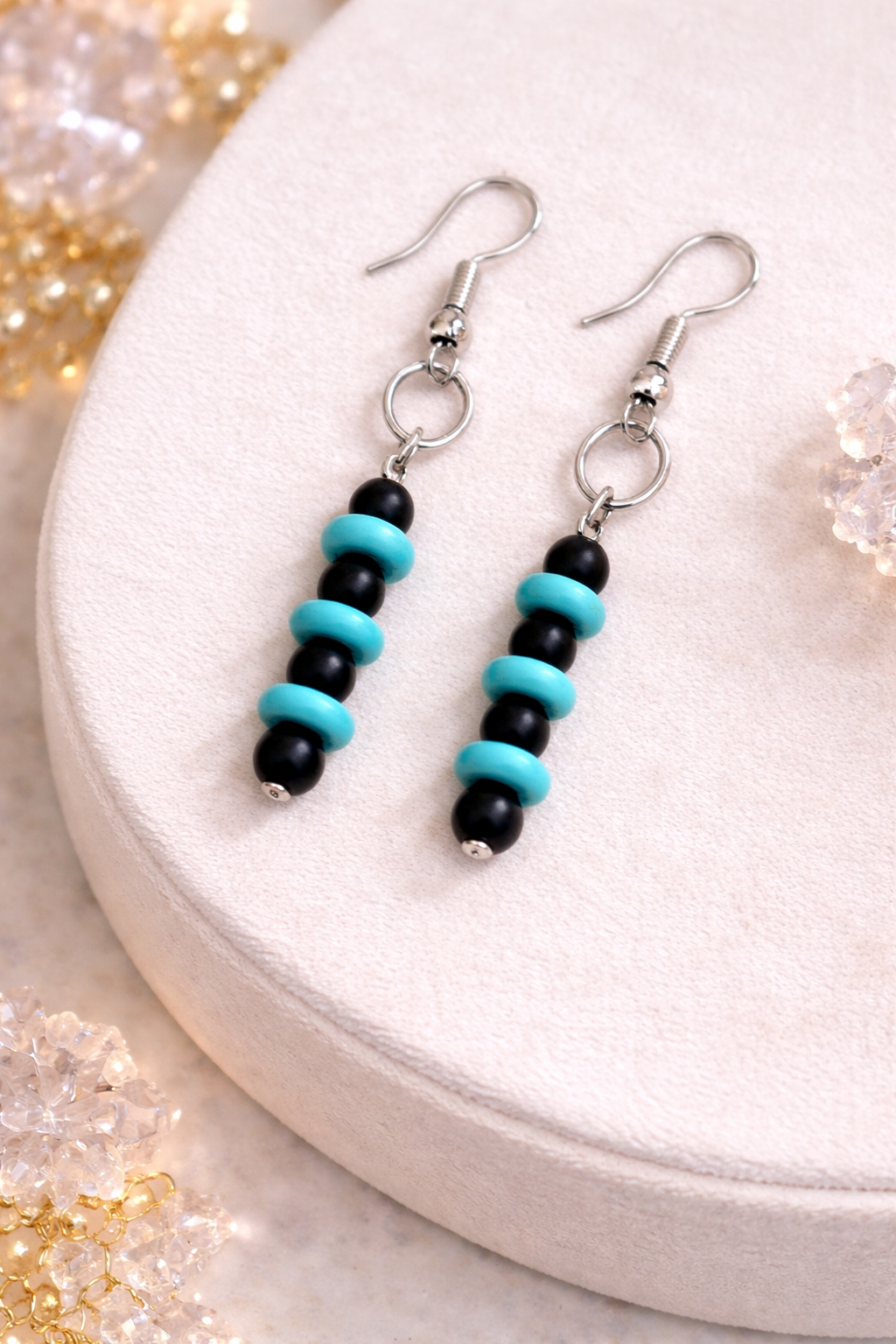 Voici une fiche prête pour ta boutique, 
Boucles d’oreilles turquoise et noir – création artisanale élégante