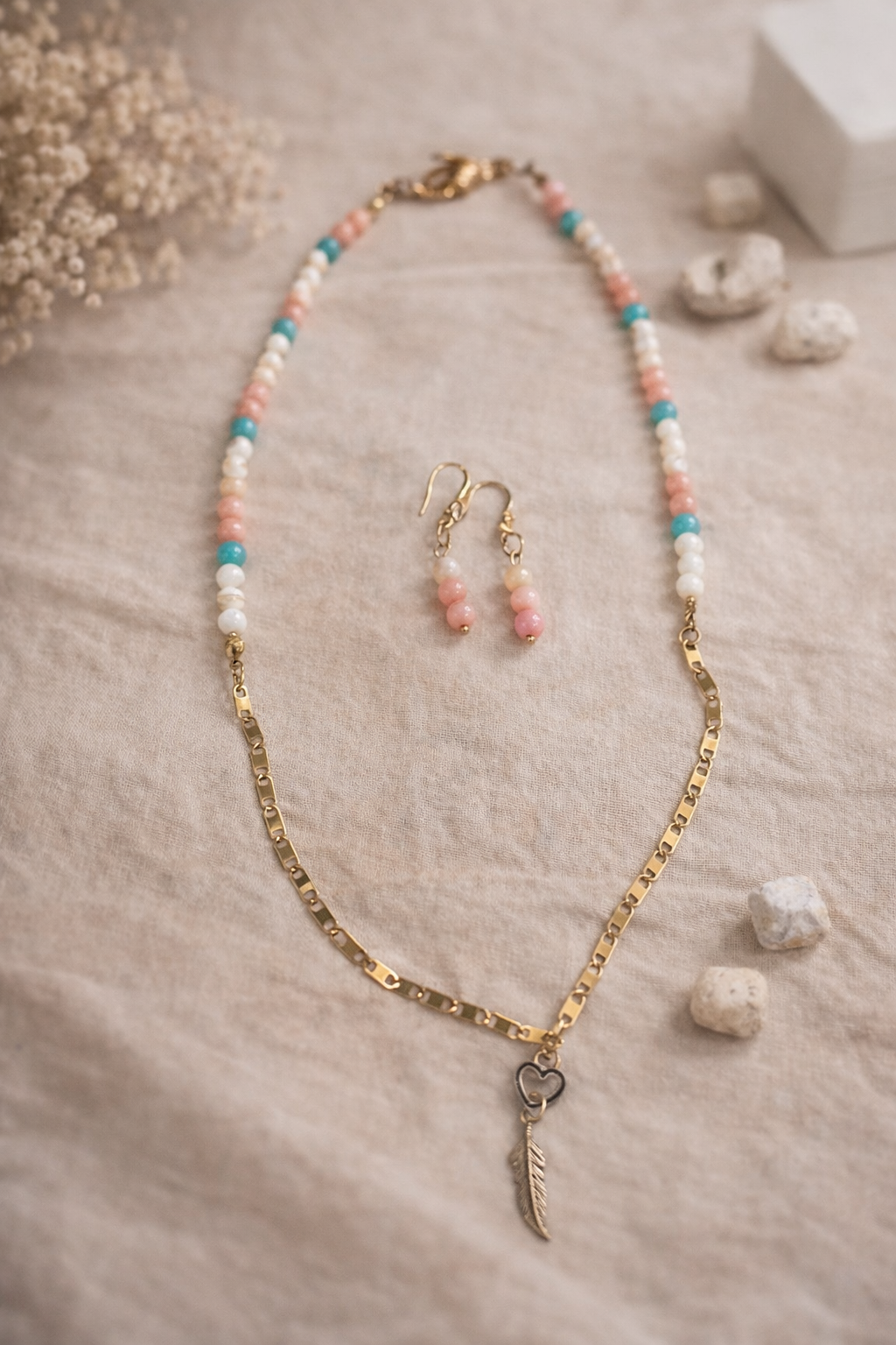 Collier perles pastel avec pendentif plume – Ensemble collier et boucles d’oreilles 56 cm