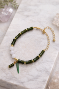 Bracelet perles vertes avec pendentif feuille – 22 cm