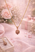 Chaîne  “Secret Rosé” – Pendentif Dentelle Dorée en Acier Inoxydable