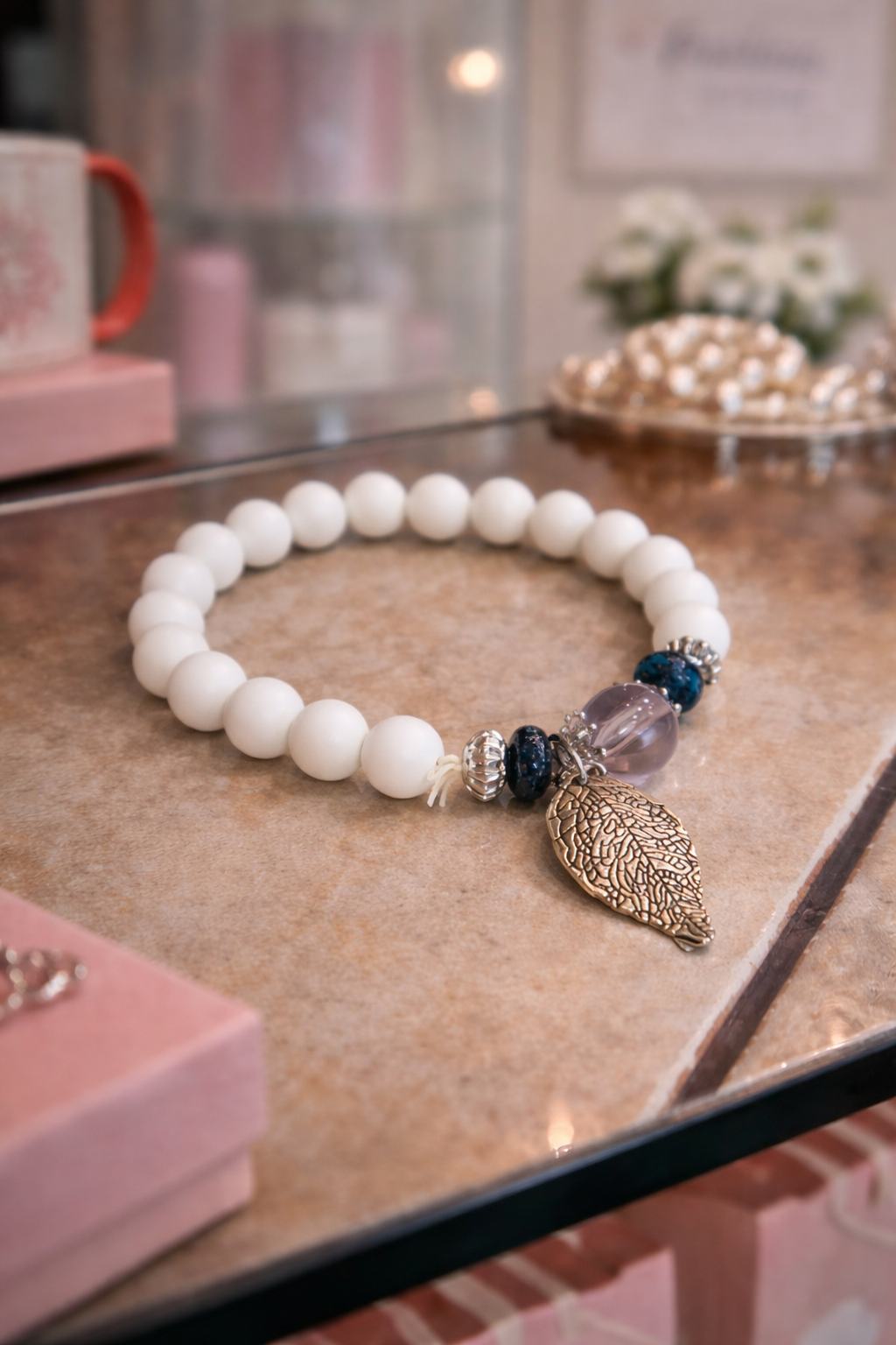 Bracelet Élastique Perles Blanches – Feuille Élégante