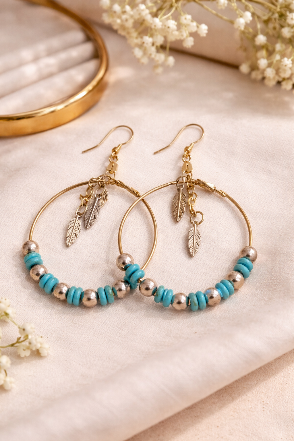 Boucles d’oreilles bohèmes dorées avec perles turquoise et breloques plumes