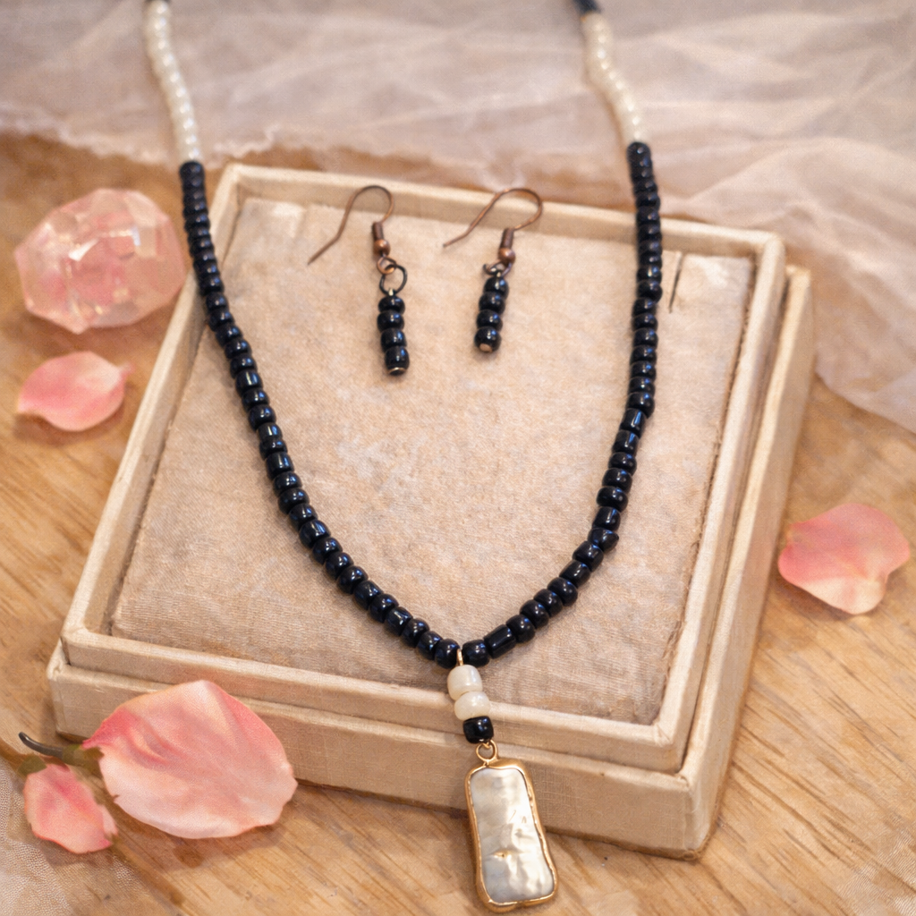 Ensemble collier et boucles d’oreilles perles noires – pendentif nacré 50 cm