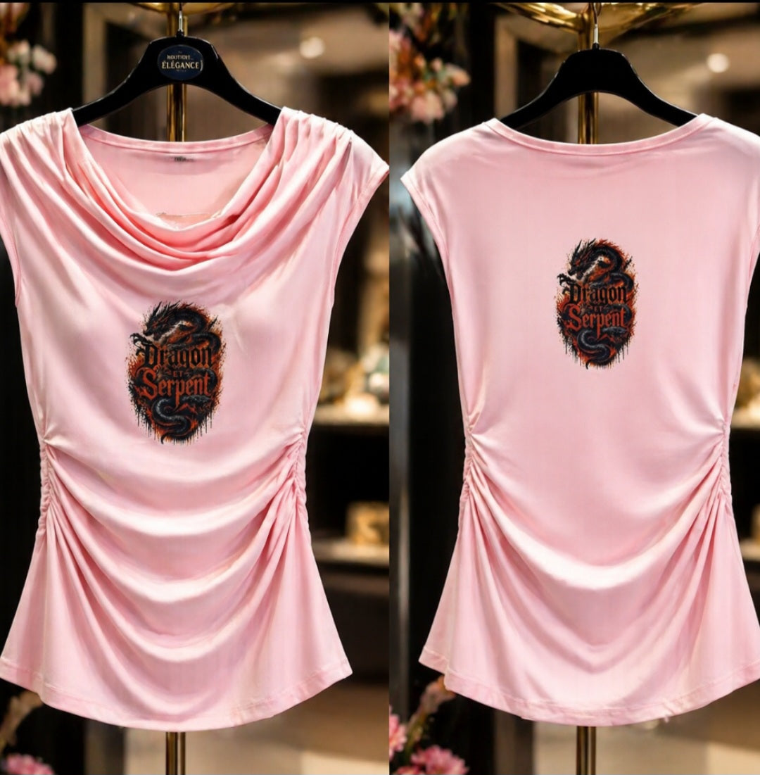 T-shirt à col drapé "Dragon & Serpent" - 95% polyester, couleur rose pâle