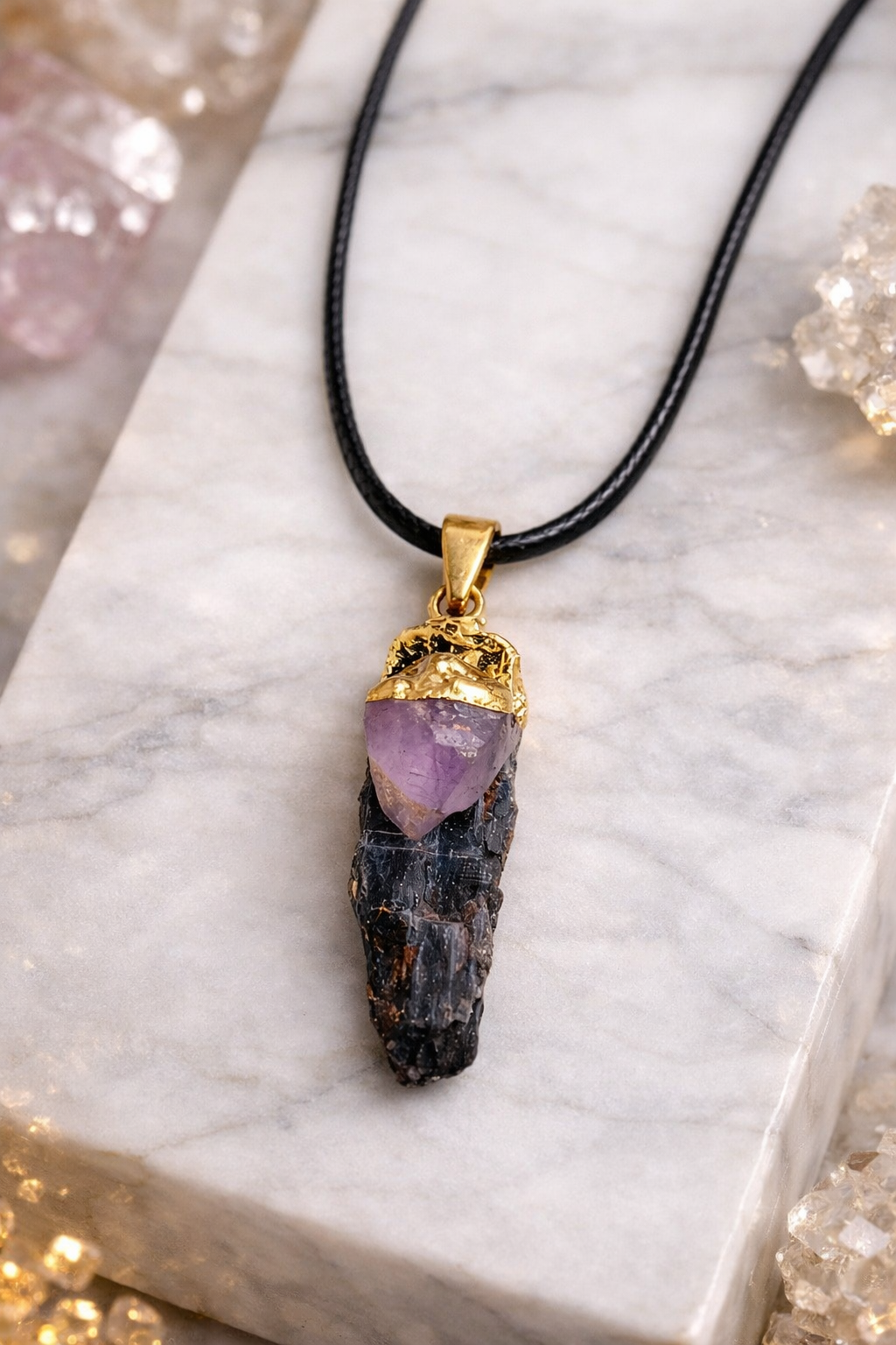 Nom du produit
Pendentif Améthyste et pierre brute – collier naturel élégant