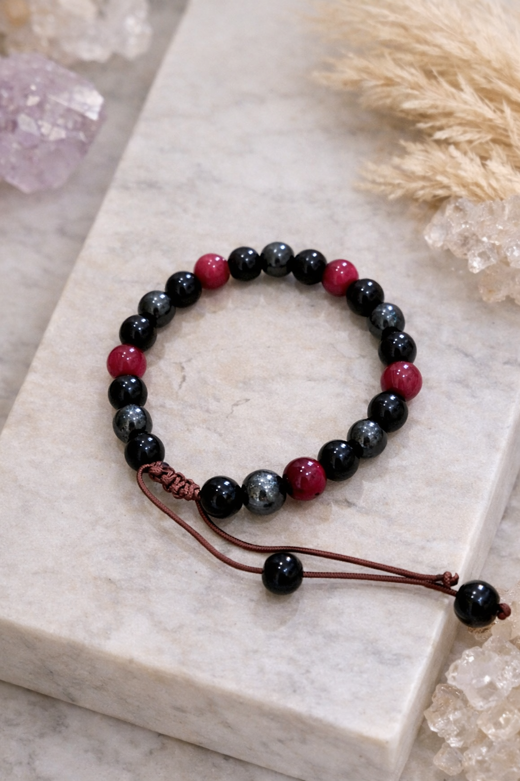 Bracelet ajustable en pierres naturelles – noir et rouge – création artisanale