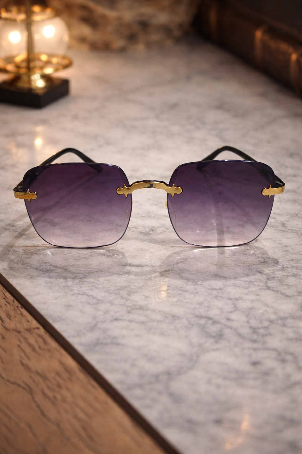 Lunettes de soleil élégantes – Verres dégradés violets et monture dorée